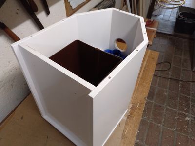 Bild 103: Der Korpus der Toilette von hinten gesehen