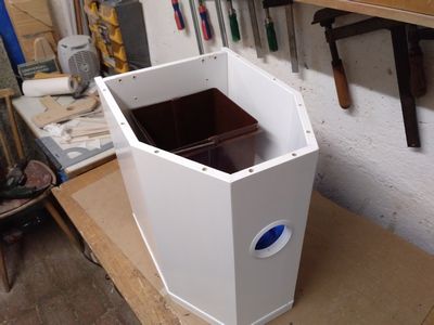 Bild 104: Der Korpus der Toilette von vorne gesehen