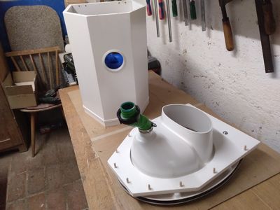 Bild 105: Die Deckplatte mit dem Klodeckel und der Klobrille und dem Trenneinsatz mit dem Schlauch zum Kanister