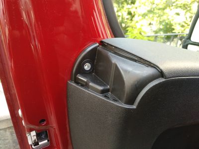 Bild 113: Die Abdeckung am hinteren Knick der Armablage entfernen