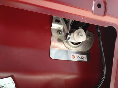 Bild 120: Die Hecktürverriegelung mit der montierten PrickStop-Edelstahlplatte