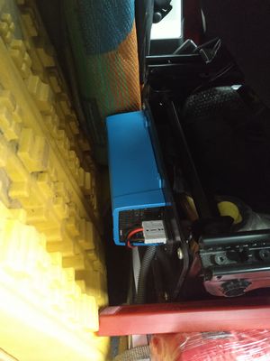 Bild 128: Wechselrichter hinter dem Fahrersitz, angeschlossen mit einem Anderson-Steckverbinder SB 50