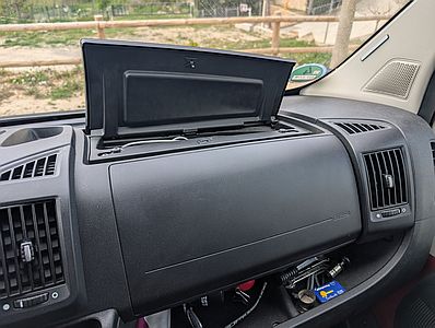 Bild 137: Das geöffnete Kühlfach im Armaturenbrett beifahrerseitig