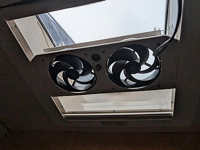 Bild 141: Die in den Dachlukenrahmen eingesetzten Lüfter können in der Führungsnut beliebig verschoben werden