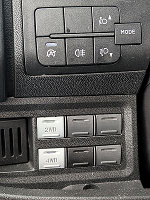 Bild 142: ... und innen durch die Wählschalter für 2WD und 4WD